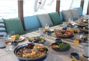 buffet dinner image at dhow cruise